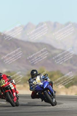 media/Oct-30-2025-Racers Edge (Thu) [[dabbdaf680]]/3-B Group/Session 2 (Turn 14)/